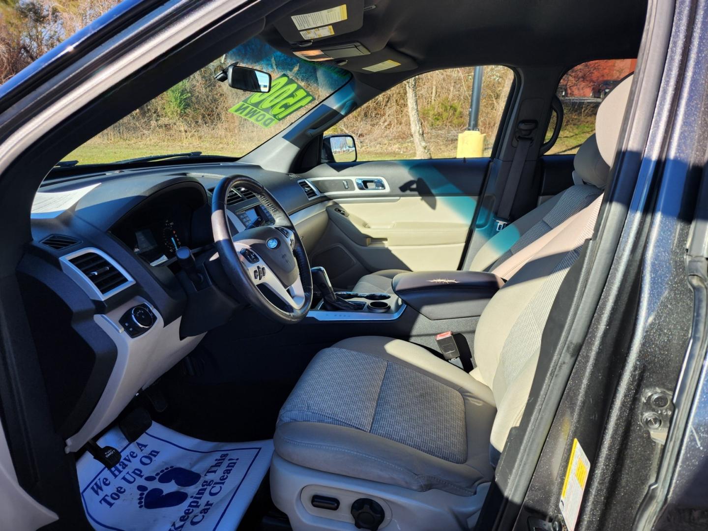 2015 Gray /Gray Ford Explorer XLT (1FM5K7D9XFG) with an 2.0 4CYL. engine, Automatic transmission, located at 1221 Madison St., Shelbyville, TN, 37160, (931) 680-9439, 0.000000, 0.000000 - Photo#6